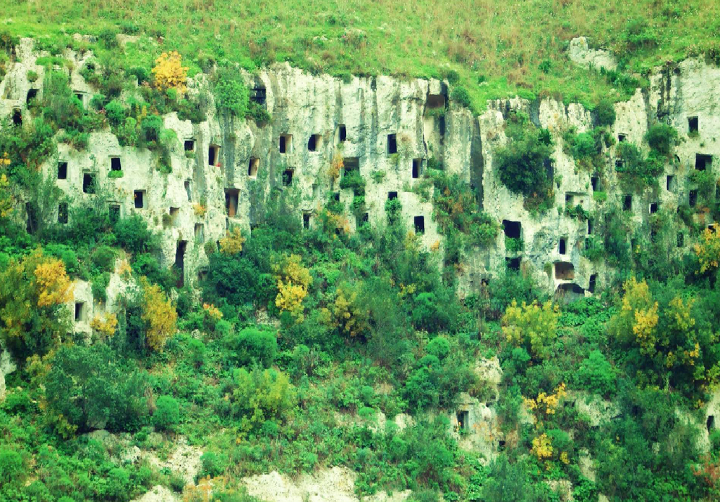 Veduta di una piccola porzione della necropoli di Pantalica risalente a un periodo compreso tra il XIII e il VII secolo a.C.