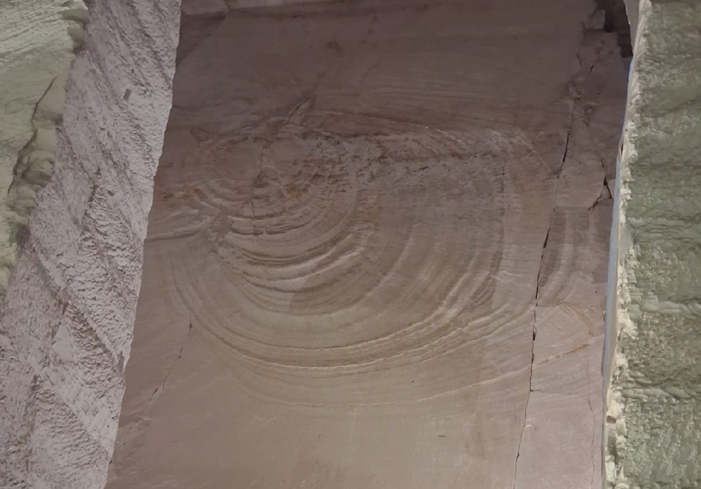 Questa conformazione ricorda un treno di onde concentriche si propagano nella roccia da un punto di centrale di perturbazione. Credit: S. Messina