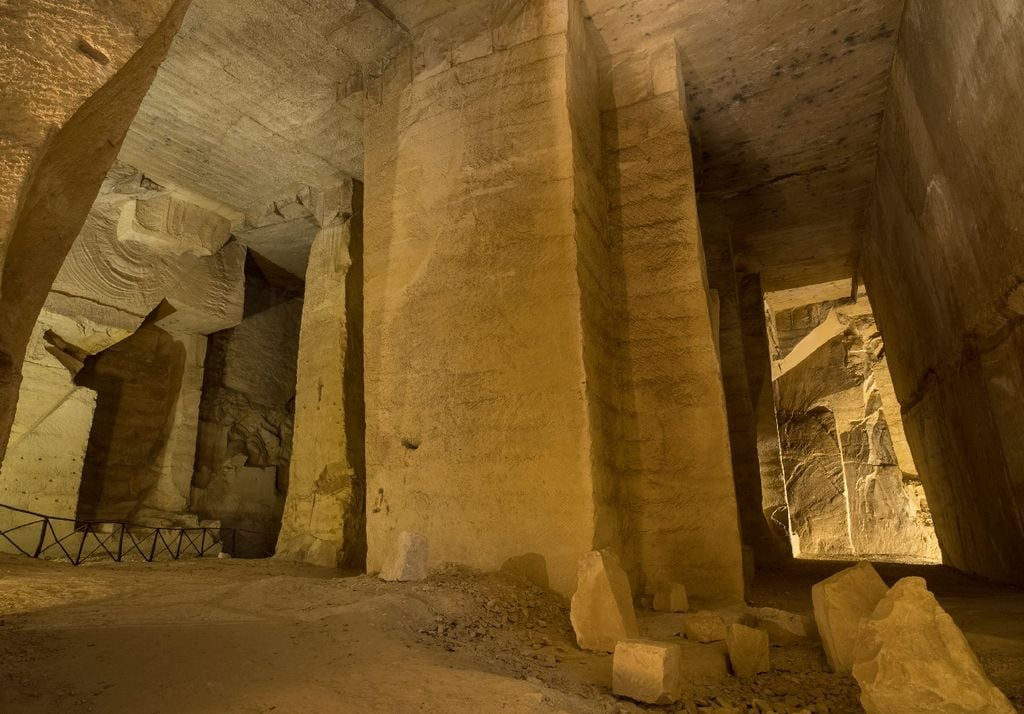 Immagine di uno dei numerosi corridoi della cava di pietra chiamata Pirrera di Sant'Antonio sui Monti Iblei nel territorio di Melilli in Sicilia. Credit: Fondazione Pino Valenti