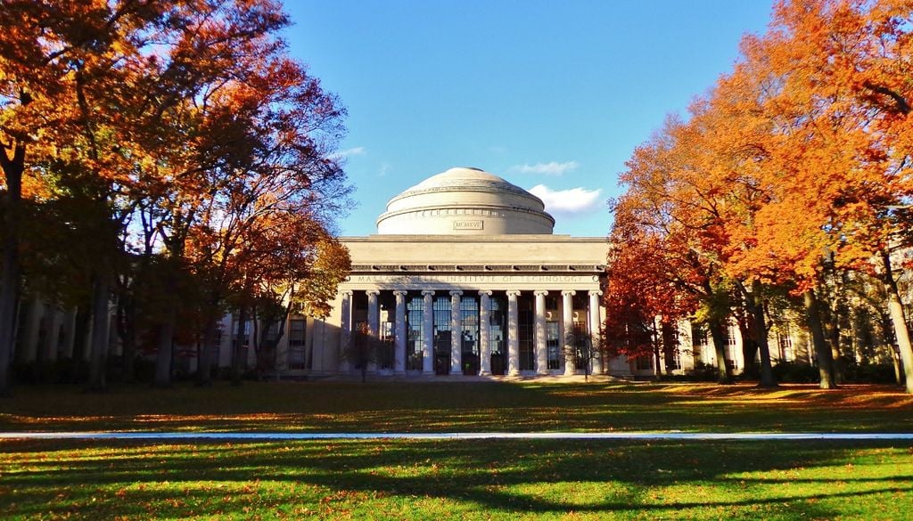 Un team di ricerca del Massachusetts Institute of Technology, che include ricercatori del MIT, di Microsoft Research e del Centro Europeo ECMWF, ha messo a punto un sistema che vuole ridefinire gli standard previsionali globali, superando uno dei limiti storicamente più complessi delle previsioni del tempo, quelle sub-stagionali. Nell'immagine la sede del MIT.