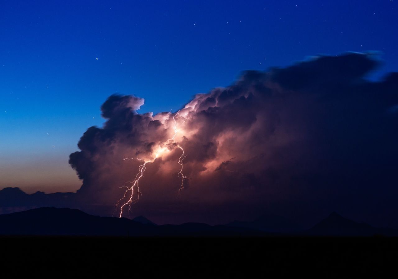 Il forte contrasto tra l’aria calda e umida presente nei bassi strati e le correnti fresche in quota potrebbe favorire la genesi di eventi estremi come nubifragi.