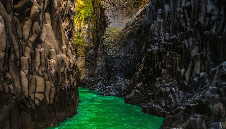 I paesaggi pi&ugrave; selvaggi d'Italia: gole e canyon formatisi nel corso di milioni di anni che puoi esplorare