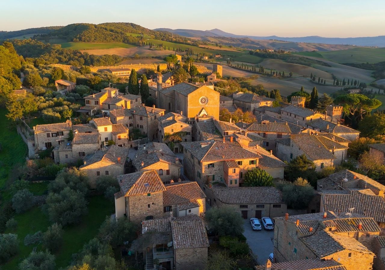 Veduta panoramica del borgo circondato dalla campagna toscana