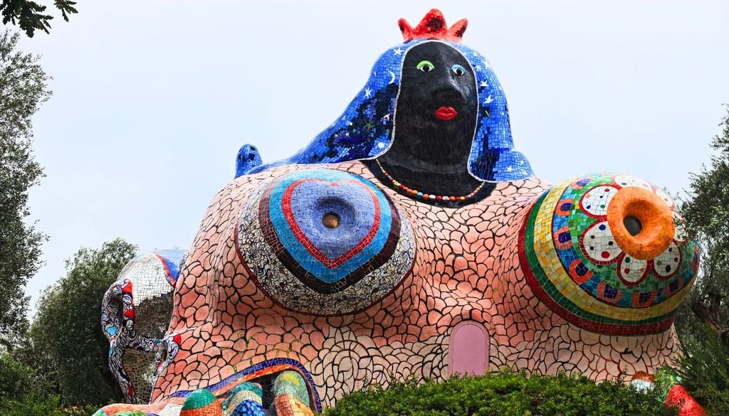 Una delle monumentali opere dell'artista francese Niki de Saint Phalle