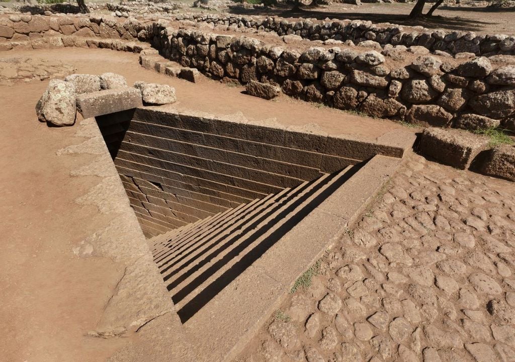 La scala trapezoidale che porta alla camera sotterranea, dove si trova il pozzo vero e proprio