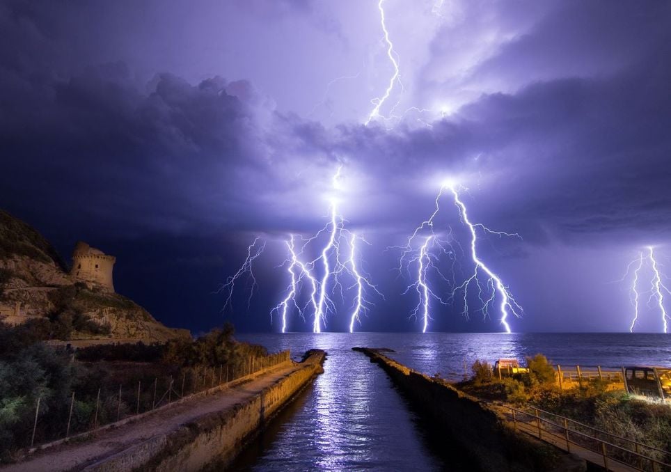 As tempestades severas são frequentemente precedidas por alterações súbitas na atividade dos relâmpagos. Ao observar estas alterações, os dados do Lightning Imager permitirão aos meteorologistas prever com maior exatidão estes eventos extremos.