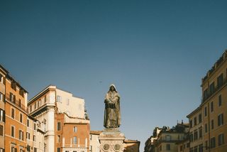 Il ricordo di Giordano Bruno, condannato a morte il 17 febbraio 1600 per il suo pensiero: 