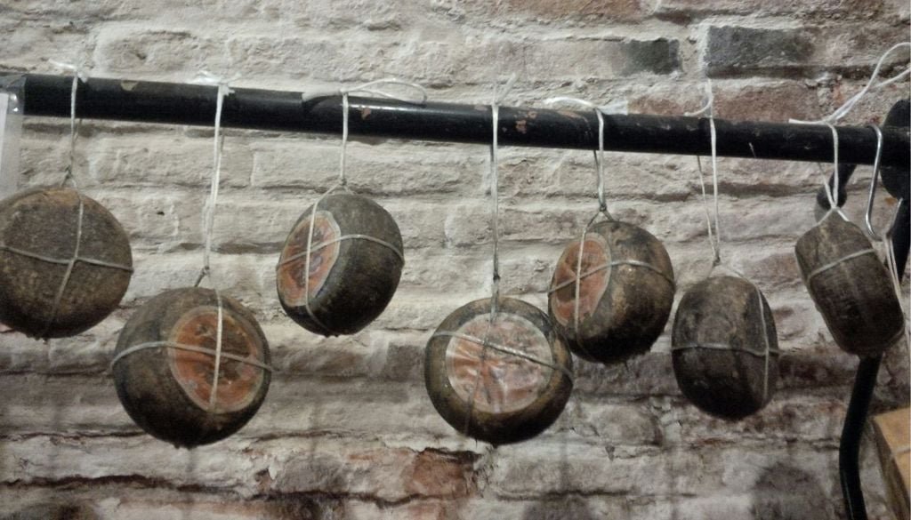 Formaggio Appendere i formaggi durante la stagionatura favorisce la perdita di umidità