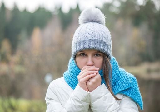 Il segreto per non avere mai freddo non è coprirsi di più, ma creare delle “bolle d’aria” con gli strati