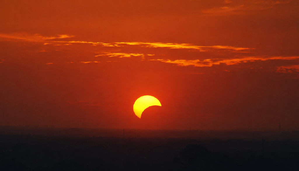 Il 12 Agosto grazie all'eclisse parziale di Sole dall'Italia potremo assistere al tramonto di una falce di Sole.