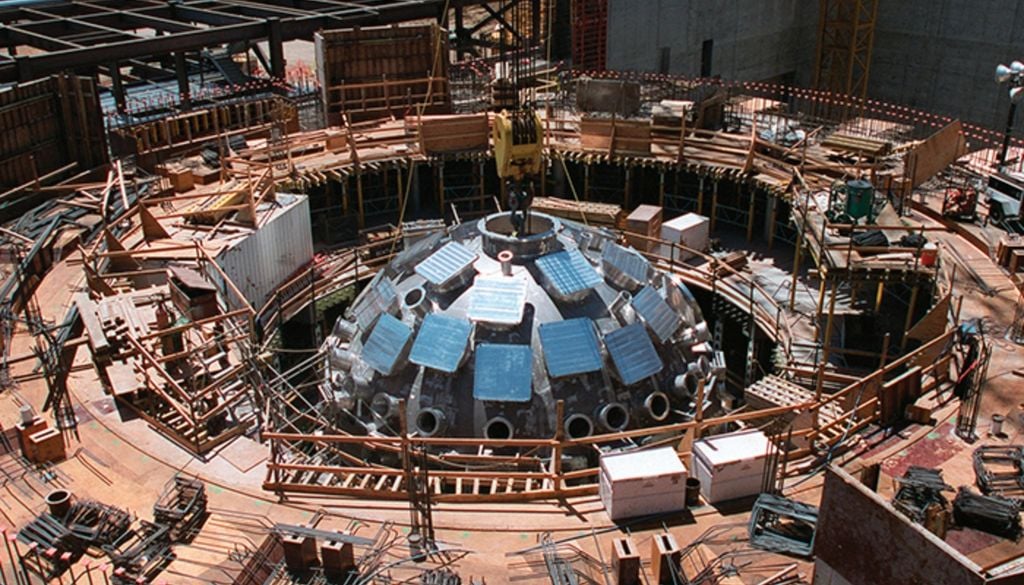 Costruzione della Target Bay. La "Grand Central Station" della NIF è la sua Target Bay, una struttura alta sette piani che ospita la camera del bersaglio, oltre ai gruppi ottici finali, ai sistemi criogenici e alle apparecchiature diagnostiche. La camera, una sfera di 10 metri di diametro, è rivestita in cemento arricchito al boro per assorbire i neutroni durante gli esperimenti della NIF. Credits immagine: National Ignition Facility (NIF)