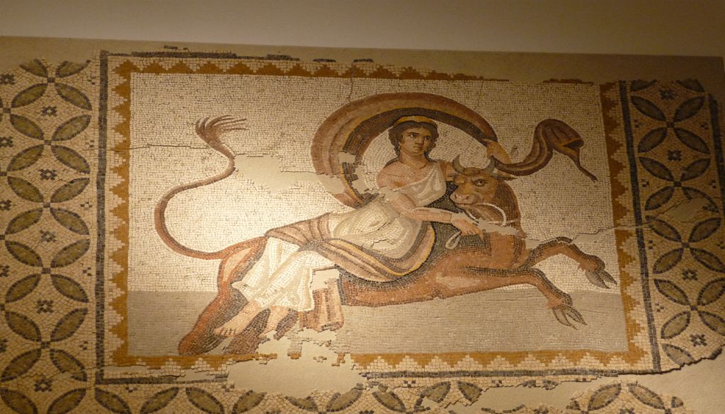 Ratto di Europa (Mosaico del III secolo d.C.), rinvenuto a Byblos e conservato al Museo nazionale di Beirut.