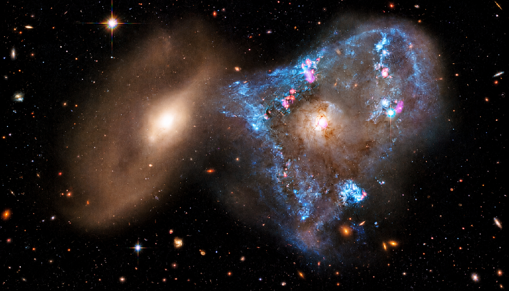 Interazione Rappresentazione artistica di come un processo di fusione tra galassie possa modificare la struttura della galassia risultante.