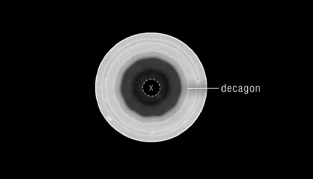 Decagono Attorno al polo sud di Saturno (qui indicato con una X) si è sviluppata una struttura decagonale, cioè a forma di poligono a 10 lati e 10 angoli. Credit: NASA, ESA, STScI, Agustin Sánchez-Lavega (UPV), Amy Simon (NASA-GSFC), Michael Wong (UC Berkeley); Image Processing: Alyssa Pagan