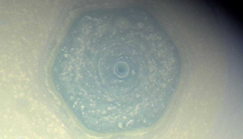 esagono La famosa e persistente struttura esagonale che circonda il polo nord di Saturno. Credit: NASA/JPL-Caltech/Space Science Institute/Val Klavans