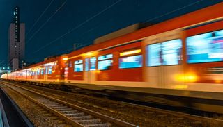Il trend dell&rsquo;estate 2026 &egrave; viaggiare di notte in treno: ecco perch&eacute; sempre pi&ugrave; persone fanno questa scelta