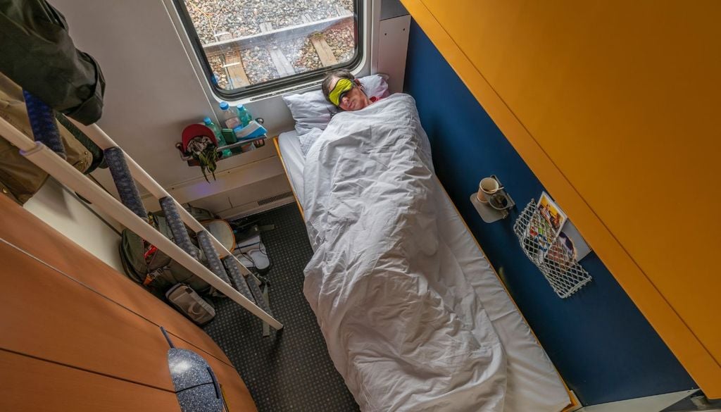 Una cuccetta in un treno che viaggia di notte