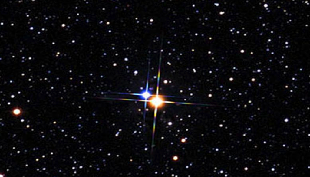 La stella doppia Albireo indica il becco del Cigno nell'omonima costellazione. Per cogliere la sua natura di stella binaria serve un binocolo o un piccolo telescopio.