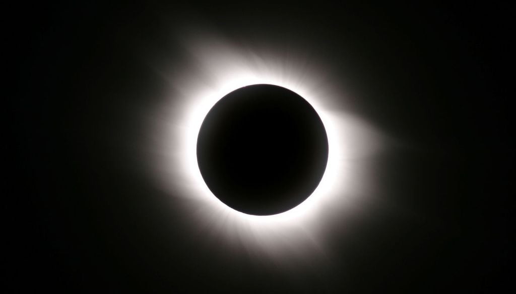 Il primo a documentare formalmente il fenomeno fu il celebre astronomo inglese Edmond Halley, nel 1715. Osservando un'eclissi totale, si accorse come il freddo e l'umidità improvvisamente subirono dei cambiamenti.