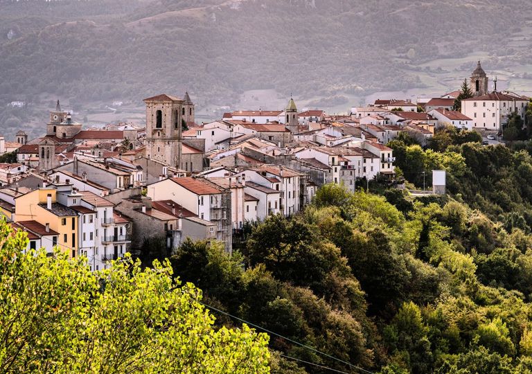 Il viaggio nel borgo del Molise per la sfilata delle torce pi&ugrave; grande del mondo la Vigilia di Natale