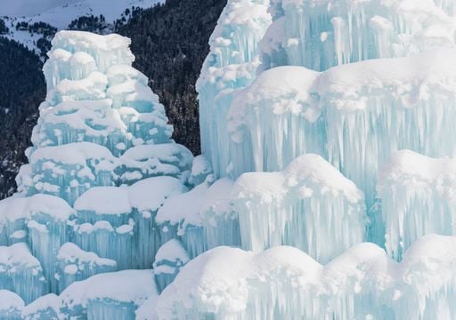 Il viaggio nel canyon delle Dolomiti che d'inverno si trasforma in una cattedrale di ghiaccio