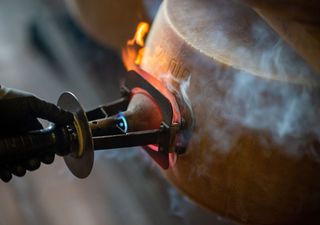 Il viaggio per vedere come nasce il 'Re dei Formaggi': dalla caldaia di rame al magazzino dove riposano 10.000 forme