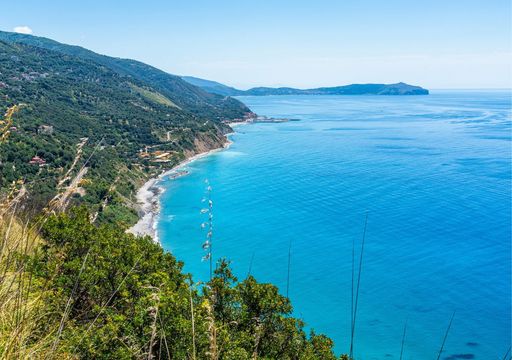 Il villaggio colorato della Campania che molti confondono con la Costiera Amalfitana ma è ancora un segreto locale
