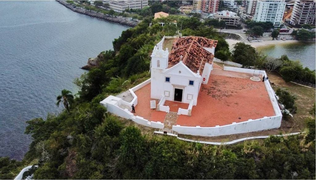 A Capela de Nossa Senhora da Boa Viagem, na Ilha de Boa Viagem, em Niterói (RJ). Crédito: Divulgação.