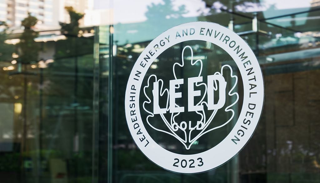 Certificación LEED La certificación LEED (Liderazgo en Energía y Diseño Ambiental) reconoce a edificios y comunidades construidos bajo estrictos estándares de sostenibilidad, eficiencia energética y salud humana