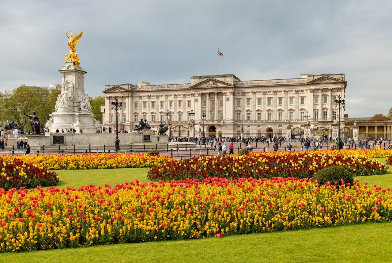 Schon der Memorial Garden vor dem Palast ist prachtvoll. Doch hinterm Haus wartet noch mehr. Foto: Adobe Stock