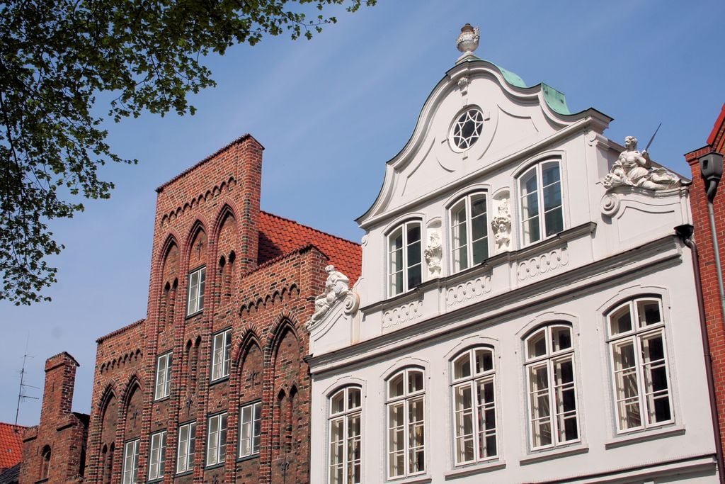 Buddenbrookhaus Das stolze Bürgerhaus mit weißer Fassade inspirierte Weltliteratur. Foto: Udo Kruse/Adobe Stock