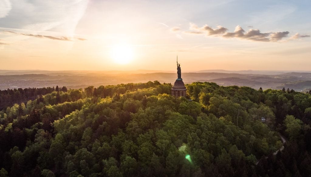 Umringt von dichtem Grün - das Hermannsdenkmal im Teutoburger Wald