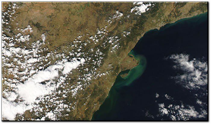 El agua de las lluvias de primavera y del deshielo fue a parar al río Ebro durante los primeros días de abril de 2007 inundando riveras y zonas bajas cercanas al río.RAM -  NASA Palabras clave: inundaciones, ebro, lluvias, deshileo, modis.b)Figura 1. Imágenes realzadas en falso color del sensor MODIS: a) durante la subida del nivel de las aguas el 8 de abril de 2007 y b) el río en condiciones normales durante el 17 de marzo de 2007, antes de la crecida. Ver texto para más detalles. Fuente y créditos de la NASA, Earth Observatory.El sensor MODIS del satélite Terra de la NASA tomó la imagen superior durante las crecidas del nivel del río y las inundaciones del 8 de abril de 2007. La imagen inferior fue tomada el 17 de marzo de 2007, y muestra el río en condiciones normales.Las imágenes combinan la radiación infrarroja y visible para ser realzadas y hacer que el agua destaque de la tierra. En este tipo de imagen, el agua aparece azul marino o negra, las nubes son azules y blancas pálidas, la vegetación es verde. Los cuadrados verde intenso que rodean el río en la imagen del 17 son campos de cosechas irrigados. La ciudad de Zaragoza destaca en el corte que genera al hilo de agua que aparece en ambas imágenes. Éstas son cortesía del MODIS Rapid Response Team en NASA GSFC.Figura 2. Imagen realzada en falso color del sensor MODIS para el día 16 de abril de 2007 durante el día. Fuente y créditos de la NASA, MODIS Rapid Response System.FUENTE DE LAS IMÁGENESThe MODIS Rapid Response Systemhttp://rapidfire.sci.gsfc.nasa.gov/NASA Earth Observatoryhttp://earthobservatory.nasa.gov/