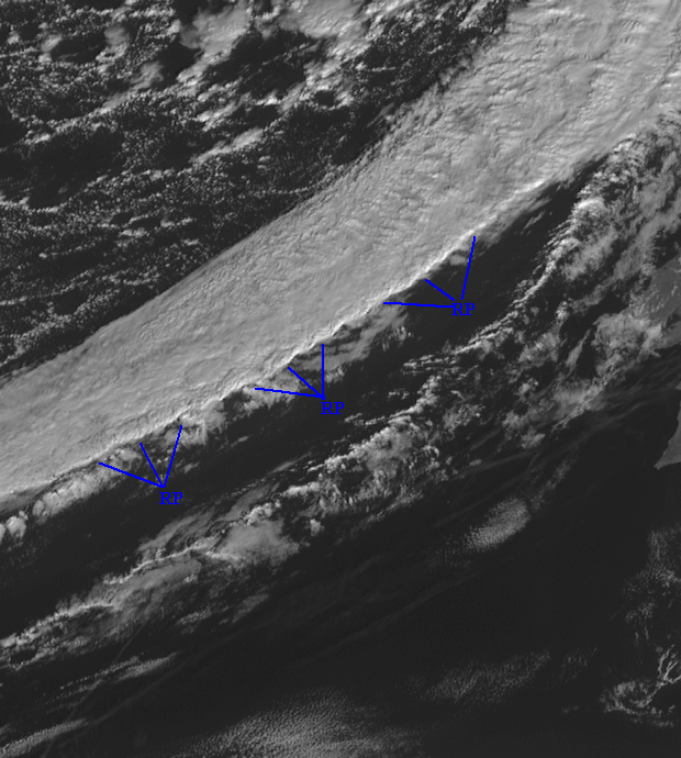 Imagen única: Nubes En Forma De Cuerda Imagen VIS de las primeras horas de la mañana del 8 de noviembre de 2005 frente a las costas de la Península. RP marca la zona de las nubes en forma de cuerda del frente frío. Este último era de tipo anafrente.La imagen RGB realzada de las 14:26 UTC vemos como las nubes en cuerda quedan por delante de la estructura nubosa amplia ligada a la cola del frente.