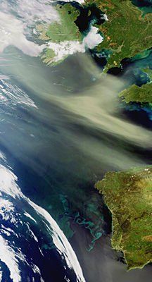Polvo y plancton detectados desde el espacio por el sensor MERIS del satélite Envisat el 8 de abril de 2011. Crédito ESA.
