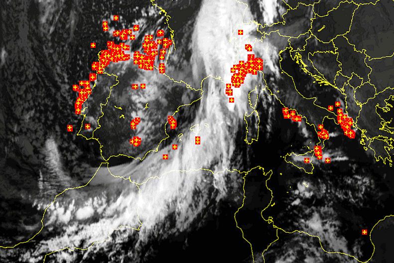 Imagen única: Rayos En La Descarga Postfrontal Fría Imagen IR y rayos (+) caidos sobre las 16:15 UTC. El frente está por la zona mediterránea y la desgarga postfrontal penetra por el NO de la Península.