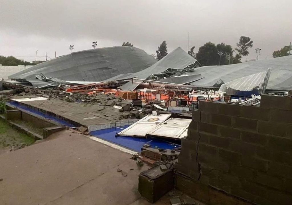 Il y a au moins 13 personnes décédées à Bahía Blanca à cause de l'effondrement du toit au Club Bahiense del Norte.