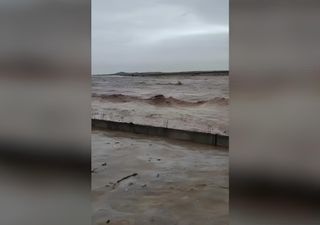 Una descomunal inundación súbita en el sur de Argelia tras una fuerte tormenta arrastra a varias personas