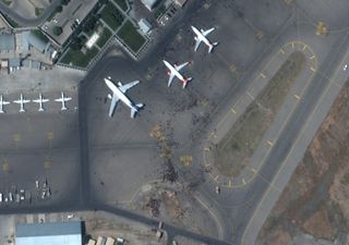 Imágenes satelitales muestran a una multitud en aeropuerto de Kabul