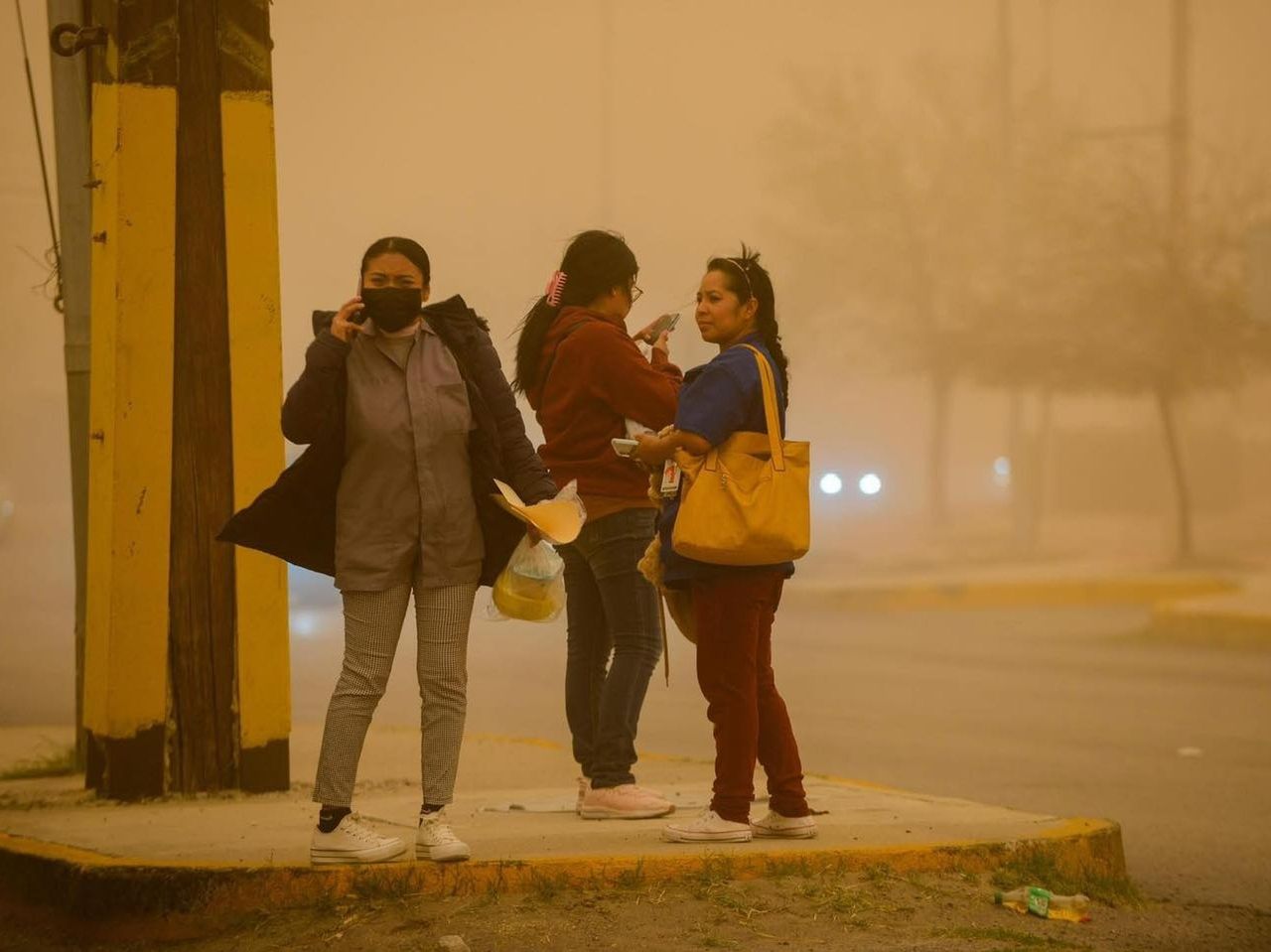 El ambiente se tiñó de color sepia ante la saturación de polvo en el aire. Imagen tomada de: @JrzDigital