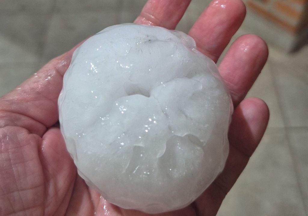 La granizada, acompañada de fuertes vientos y lluvias, de acuerdo a medios locales, provocó daños materiales significativos La granizada, acompañada de fuertes vientos y lluvias, de acuerdo a medios locales, provocó daños materiales significativos.