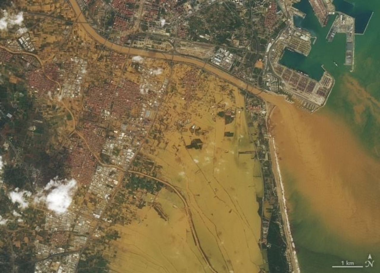 Imagem do satélite Landsat 8 que mostra as inundações generalizadas de terras urbanas e agrícolas dentro e ao redor da cidade costeira de Valência no dia 30 de outubro de 2024. Fonte: NASA.