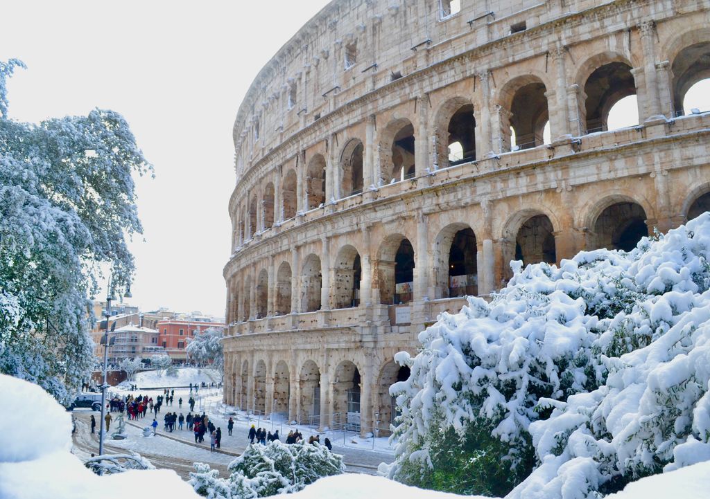 Neve sul Colosseo a Roma nello storico evento del 2012