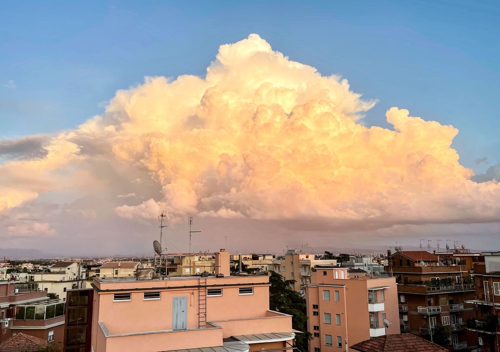 Nubi minacciose nel quartiere Montesacro a Roma
