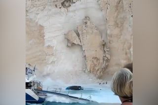 Impactante desprendimiento de rocas en una paradisíaca playa griega