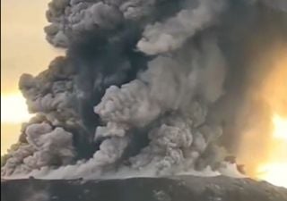 Impactante erupción del monte Ibu en Indonesia: gran columna de humo y cenizas de 1,5 kilómetros