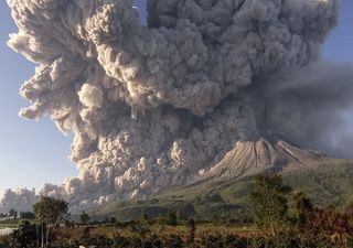 Impresionante erupción del Monte Sinabung