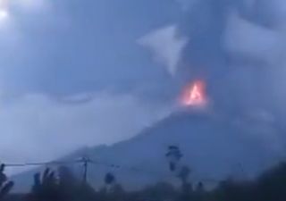Scioccante eruzione del vulcano Monte Ulawon in Papua Nuova Guinea: voli cancellati ed evacuazioni pianificate