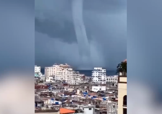 Impactante manga marina irrumpe en La Habana, Cuba, y paraliza a turistas y vecinos en el Malecón