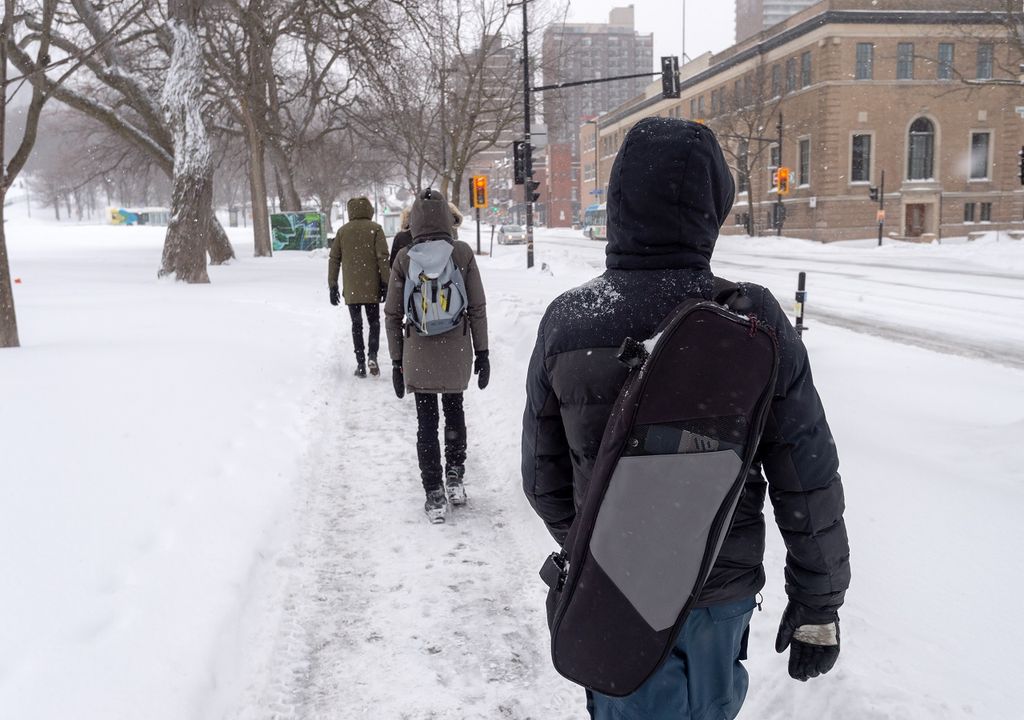 Personas caminando en la nieve de la ciudad